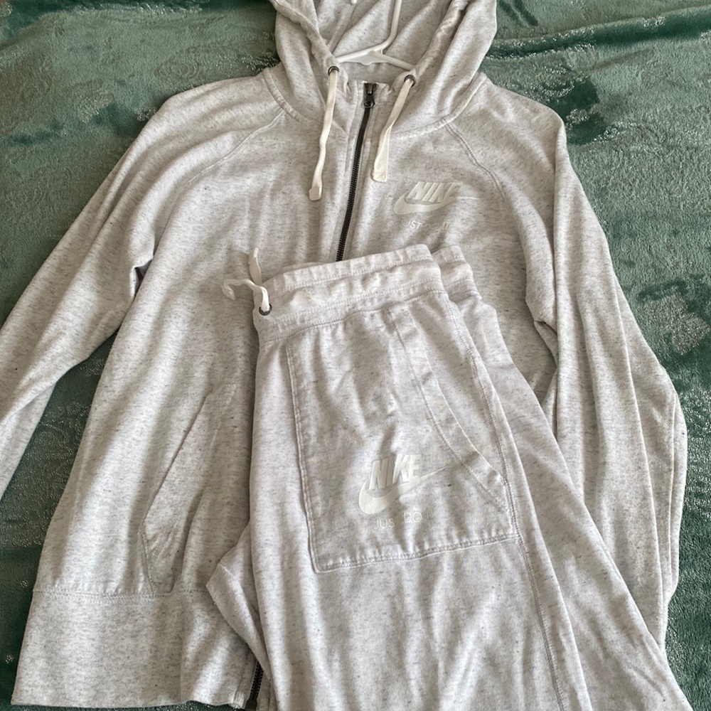 Nike sweatsuit , Jacket Medium & Sweatpants Small